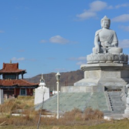 Buddha Statue im etwas verkommenen Park in Mörön