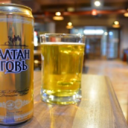 ein kühles, verdientes Gobi-Bier in Mörön