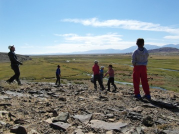 Steinewerfewettbewerb mit den Jungs von Ulaangom